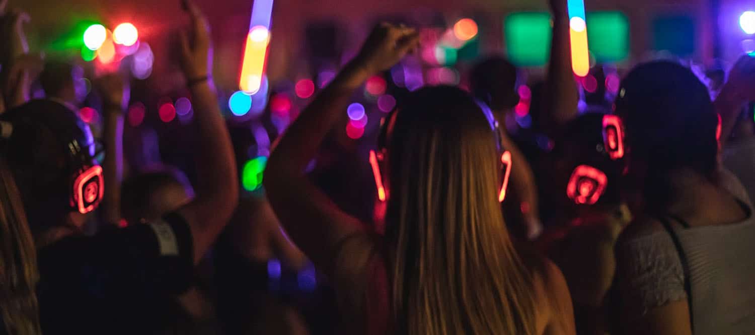 Jeunes femmes qui dansent avec des casques silent party aux couleurs vives